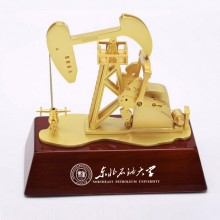 電動(dòng)油田磕頭機(jī)模型 金屬工藝品 石油大學(xué)定制案例